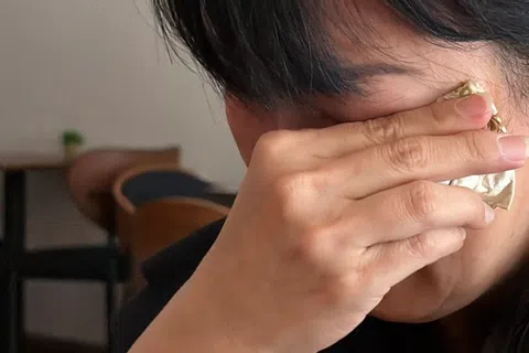 女子自称也是苦主，访谈期间不禁落泪。（曾美玲摄）