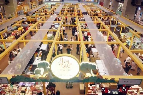 许多公众都会到商场的月饼展销会选购月饼，而有商家就透露由于成本大涨，今年的月饼售价不得不调高。（张凯倩摄）
