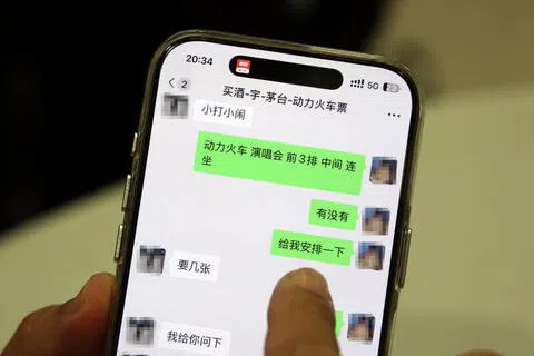 孙先生指一名“中间人”主动联系他，他之后向对方询问演唱会门票事宜。（刘启成摄）