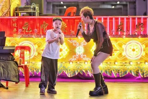 黄子烈（左）唱福建歌毫不怯场。（徐颖荃摄）