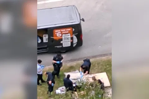 警方当场查获疑似毒品、电子烟和攻击性武器。（读者提供）