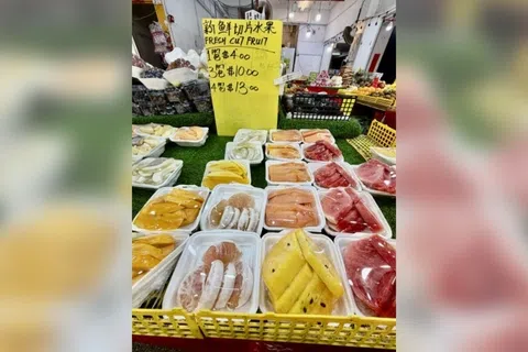 王小姐指买到发酸的切片黄西瓜。（曾美玲摄）