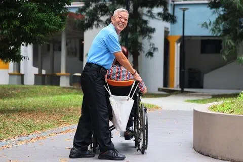 俞耀胜起初帮忙搬桌椅、接送年长者，后来挨家挨户敲门，通过家访接触更多居民。（潘丰源摄）