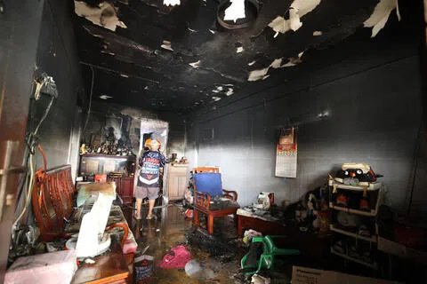 客厅已经被熏黑，不少物品也被烧毁，林秋明只能和弟弟暂住别处。（庄耿闻摄）