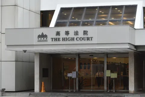 香港少年承认向狮城女子泼洒腐蚀性液体罪。（互联网）