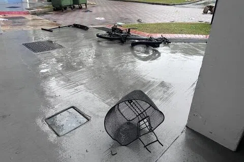 被抛下的物品包括脚踏车等。（纪允贤摄）