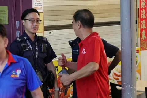 由于歌台超时，相信招来附近居民投诉，导致警察到场。（徐颖荃摄）