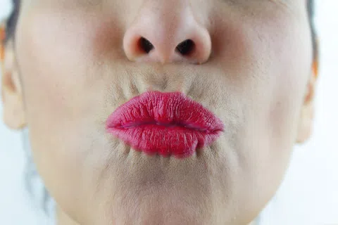 被告吴美芝在商场内强吻陌生“小鲜肉”，被判入狱21周。（示意图／iStock）