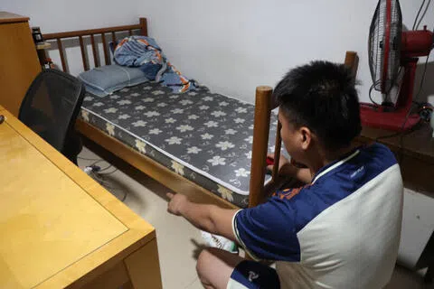 阮先生说，被告当时躺在他的床底下，今后会把房门上锁。（蔡振鸿摄）