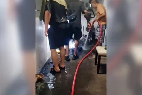 众人合力灭火。（受访者提供）