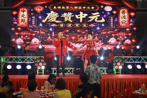 鲜红（右）星期五（9月4日）晚上首次与“千变王子”皓皓搭档主持。（纪允贤摄）