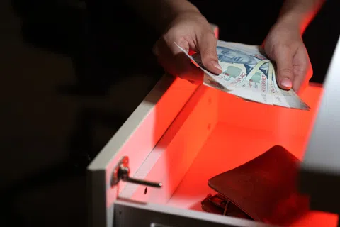 调查揭露，被告每次从抽屉里的信封内，偷走数额不等的现金。（示意图）
