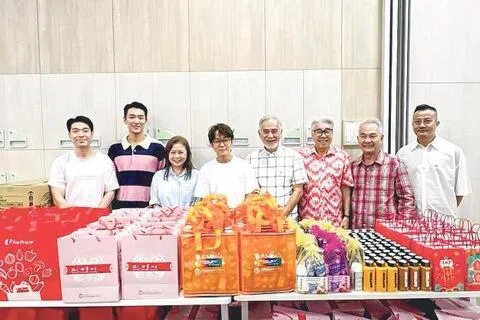 八位艺人杨志龙（左起）、翟思铭、向云、田铭耀、 朱厚任、陈澍城、刘谦益和陈汉玮新春送暖。（新艺经纪提供）