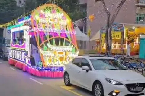 花车所停的地方，就在是凌莲宝殿法会现场正前方。（视频截图）