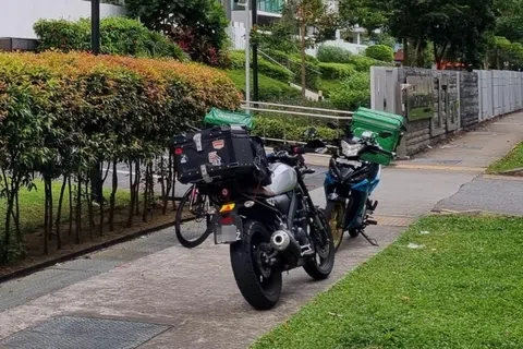 个人代步工具停在外面走道，随时会中罚单，送餐员感叹若被罚款等于白做工。（档案照片）