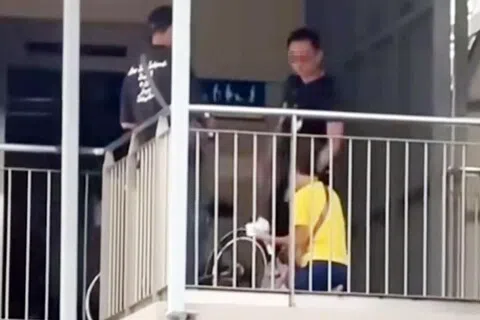 阿嫂疑违规骑行被拦截后单膝下跪。（视频截图）