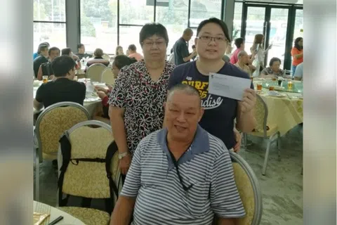 被告陈秋燕（后右）和养父（前）以及养母（后左）的合照。（档案照片）