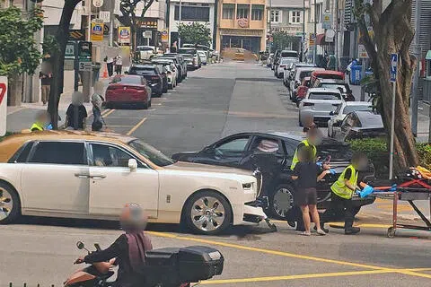 医护人员将伤者送上救护车。（取自脸书）