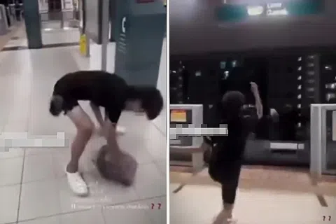 视频显示，一名身穿黑衣黑裤的少年深夜在轻轨站月台上，拳打搁置在地上的一包物品几下，随即拿起并用力抛出站外。（取自网络）