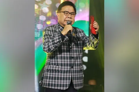 年过八旬的“常青树”黄清元，家住蔡厝港，为了晚上8时的演出，星期四下午就独自一人拉着行李袋出门，搭乘公共交通前往高文地铁站。（纪允贤摄）