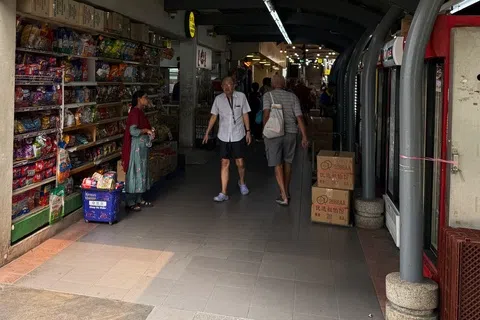 裕廊西61街第651座组屋楼下的“立利成”迷你超市。（纪允贤摄）