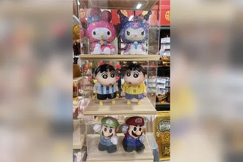 杨立本售卖的福物包罗万象，包括时下潮玩。（受访者提供）