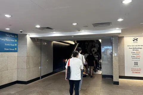 据观察，诗家董附近的地下通道人来人往。（黄慧君摄）
