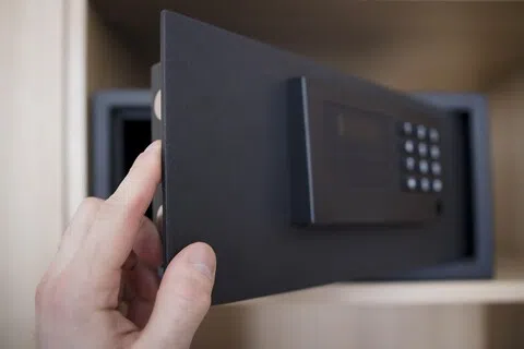 被告趁姑姑出国，偷走她的金戒指和总价值800元的外币。（示意图）