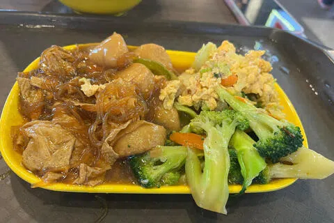 梁女士称当天只点了四样菜（图），并没有要求额外加菜，却被收“两人份”的菜钱。（读者提供）