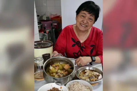林香兰展示当天准备的菜肴，包括蒸鱼、肉碎炒香菇，以及软骨炖丝瓜鸡蛋汤。（曾美玲摄）