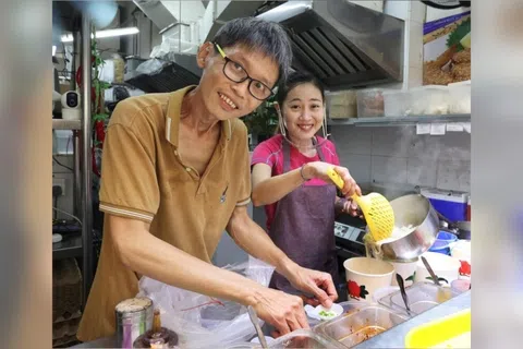 陈永成与妻子阿文一同经营板面摊。（蔡振鸿摄）