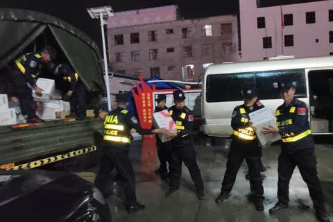 中国西藏日喀则市吉隆县星期三（8月26日）发生泥石流灾害，各方力量正集结救援。图为日喀则边境管理支队定日边境管理大队当天增援民警在搬运救灾物资。（新华社）