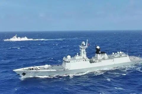 中国大陆军方公布，大陆海军红河舰与印尼海军“莱”号护卫舰在台湾以东海域完成通航演练。图为红河舰（前）与“莱”号护卫舰（后）占领补给阵位，开展海上补给演练。（取自“东部战区”微信公众号）