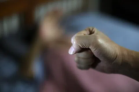 被告多次家暴妻子。（示意图）