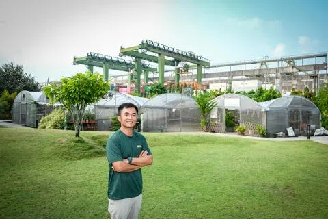 西海岸公园社企社区城市菜园由City Sprouts创办人卓鸿耀领导经营。菜园内有块草地，人们可在此躺下歇息。从菜园也可看见不远处的集装箱作业，视觉上形成有趣的对比。（曾坤顺摄）