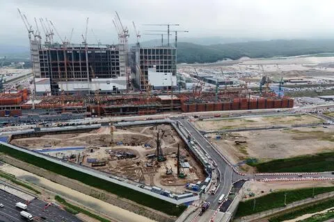 韩国龙仁市龙仁半导体产业集群的半导体工厂正如火如荼施工中。亚细安加三宏观经济研究办公室发表报告警告，亚细安加三经济体高度参与全球AI供应链及相关金融市场，一旦AI投资潮反向调整，本区域经济或受冲击。（路透社）