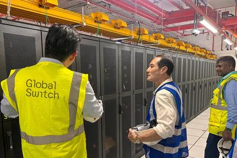 数码发展及新闻部兼保健卫生部高级政务部长陈杰豪（中）星期二在国会提呈《数码基础设施法案》一读。法案拟设立两套执照制度，其中一套针对数据中心的环境可持续性。图为陈杰豪日前走访Global Switch数据中心。（数码发展及新闻部提供）