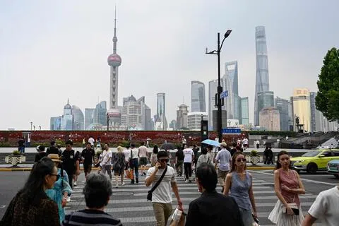 中国股市星期五（10月23日）延续抛售势头，A股基准上证综指盘中一度跌破3600点整数关口，因为全球市场颓势持续打击投资者情绪。图为上海外滩。（法新社档案照片）