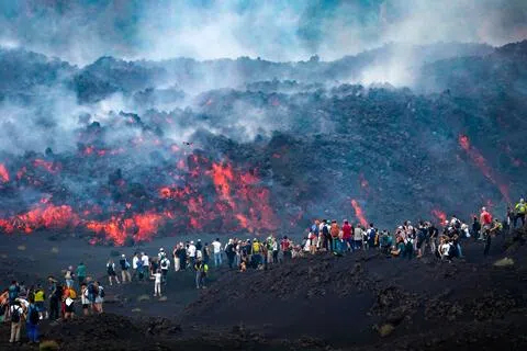 许多游客星期二（8月11日）慕名前去西西里岛东岸，就近观看埃特纳火山喷发的熔岩。（法新社）