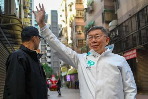 从目前情势来看，柯文哲要突围而出的可能性相对低，三党立委席次若都未过半，民众党立委未来可扮演关键角色。图为柯文哲1月2日在新北市一场竞选活动中向支持者挥手致意。（法新社）