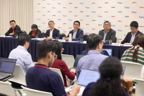 全国工资理事会星期一（10月19日）在人力部大厦举行记者会，公布最新的工资指导原则。出席者包括：全国职工总会助理秘书长杨益财（左起）、职总会长丹娜乐芝米、工资会主席谢福华、人力部常任秘书罗家良、全国雇主联合会会长柯文伟，以及雇联总裁郝硕。（陈斌勤摄）