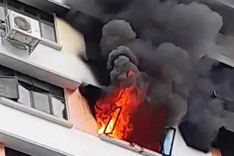 事发时，可见熊熊烈火，单位不断冒出黑烟。（档案照片）