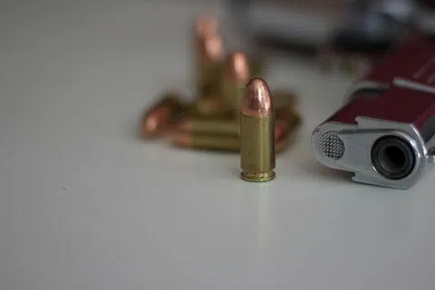 南非枪支暴力高发，每年发生约20万至30万起涉枪犯罪案件，关联谋杀、绑架、抢劫、帮派火拼等。（示意图 / Pexels）