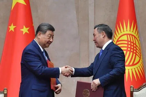 星期一（8月31日），中国国家主席习近平与吉尔吉斯斯坦总统扎帕罗夫在比什凯克会谈结束后的签字仪式上握手。（法新社）