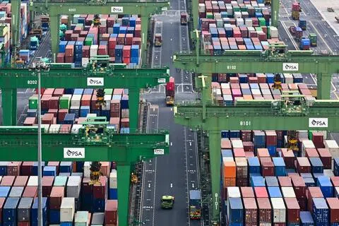 新加坡是全球最繁忙的集装箱转运枢纽，2025年集装箱吞吐量创下4466万标准箱的历史新高。（档案照片）