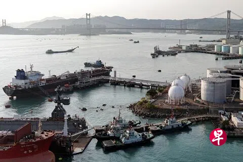 中国石化旗下研究机构预计，中国2026年石油需求将同比减少每日60万桶，降幅达8.9%。图为一艘悬挂中国国旗的油轮停泊在香港青衣一石油码头。（路透社档案照片）