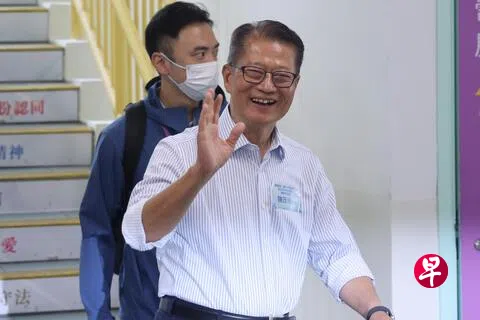 香港财政司司长陈茂波（右）星期天（8月2日）到南屯门官立中学出席首场关于香港第一个五年规划及2026年《施政报告》的地区咨询会。（香港中通社）