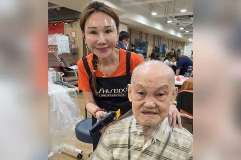 刘美莲（左）定期到SPD乐龄护理中心为乐龄朋友义务剪头发，见他们理发后更有精神，露出满意的笑容时，自己也觉得开心。（SPD提供）