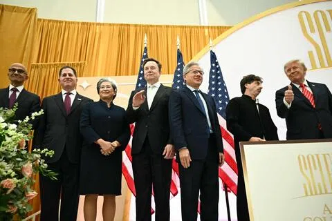 美国总统特朗普星期四（10月8日）在华盛顿和平中心为多家主要科技公司高管颁奖，获奖者包括曾持工作签证的特斯拉创办人马斯克（右四）和微软首席执行官纳德拉（左一）。（法新社）