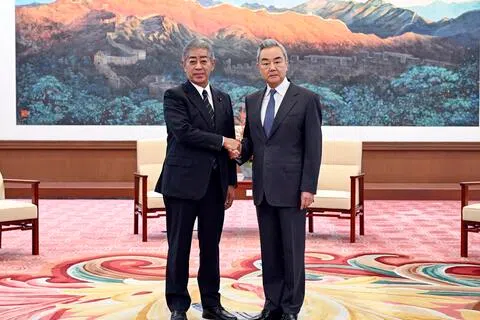 中共中央政治局委员、中央外办主任王毅星期一（9月28日）在北京会见日本国际贸易促进协会会长岩屋毅时，敦促纠正日本领导人在台湾问题上的言行。（新华社）